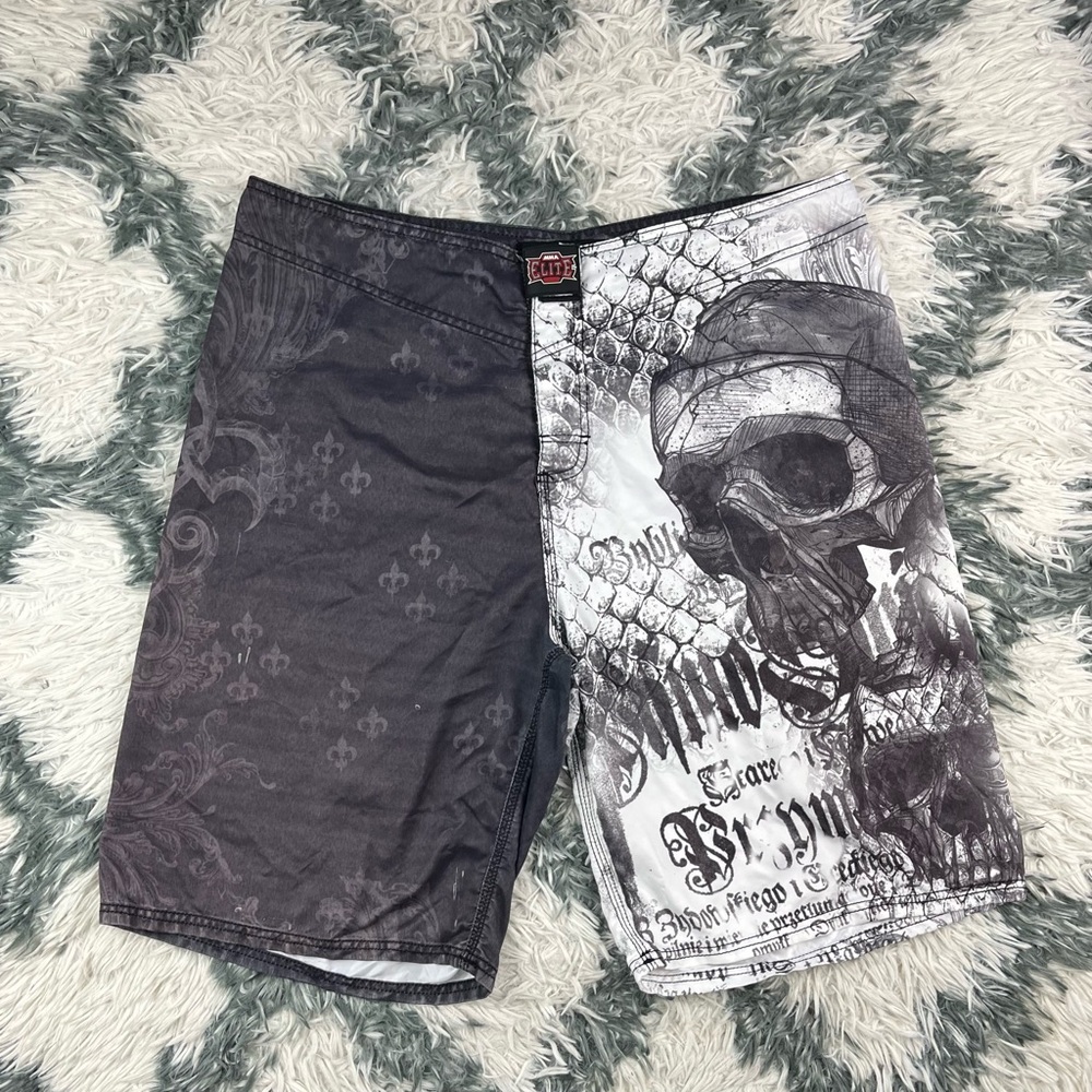 MMA Elite Men’s Skull Logo Fight Training BJJ Black White Shorts Size Large